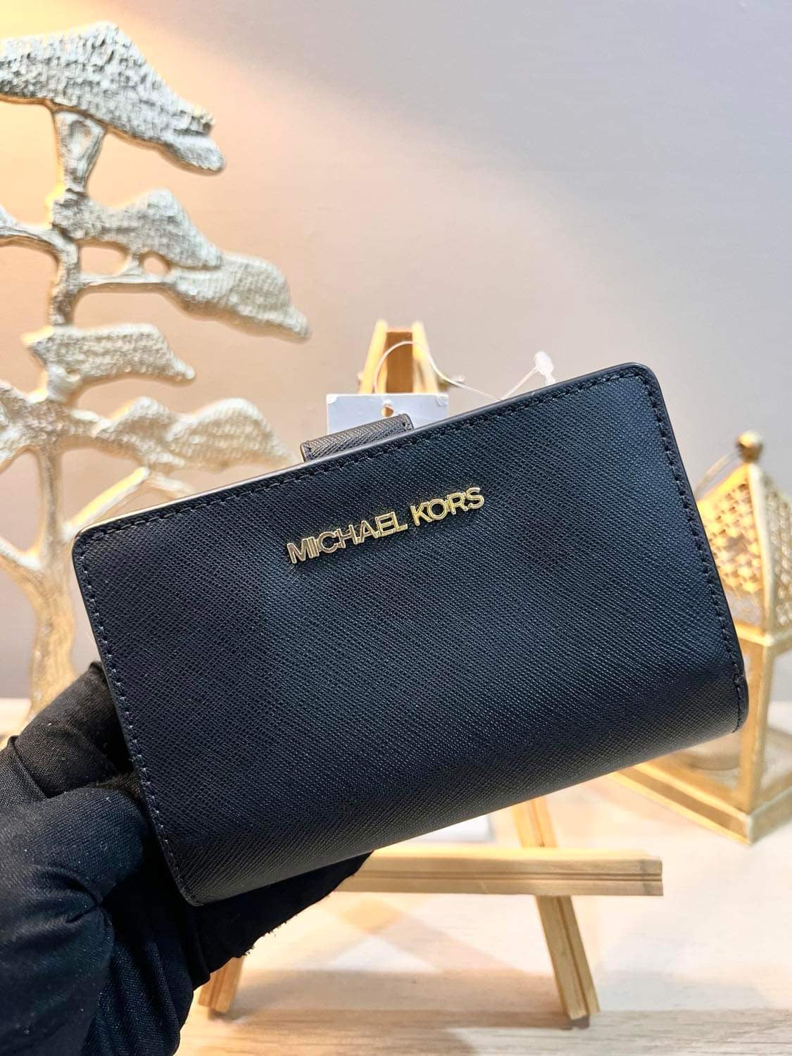 محفظة مايكل كورس متوسطة الحجم ثنائية الطي بسحاب للعملات المعدنية