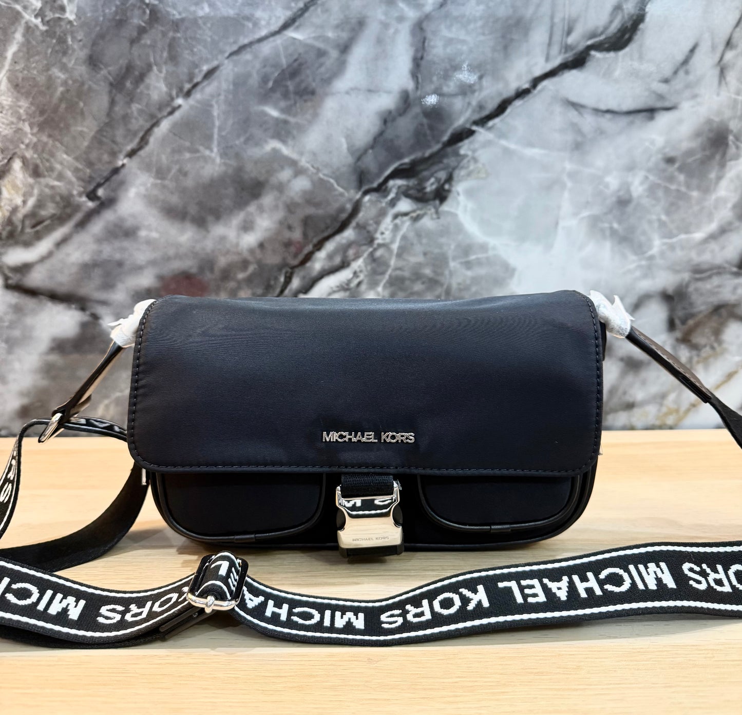 حقيبة مايكل كورس كاي متوسطة الحجم بجيبين وغطاء قلاب