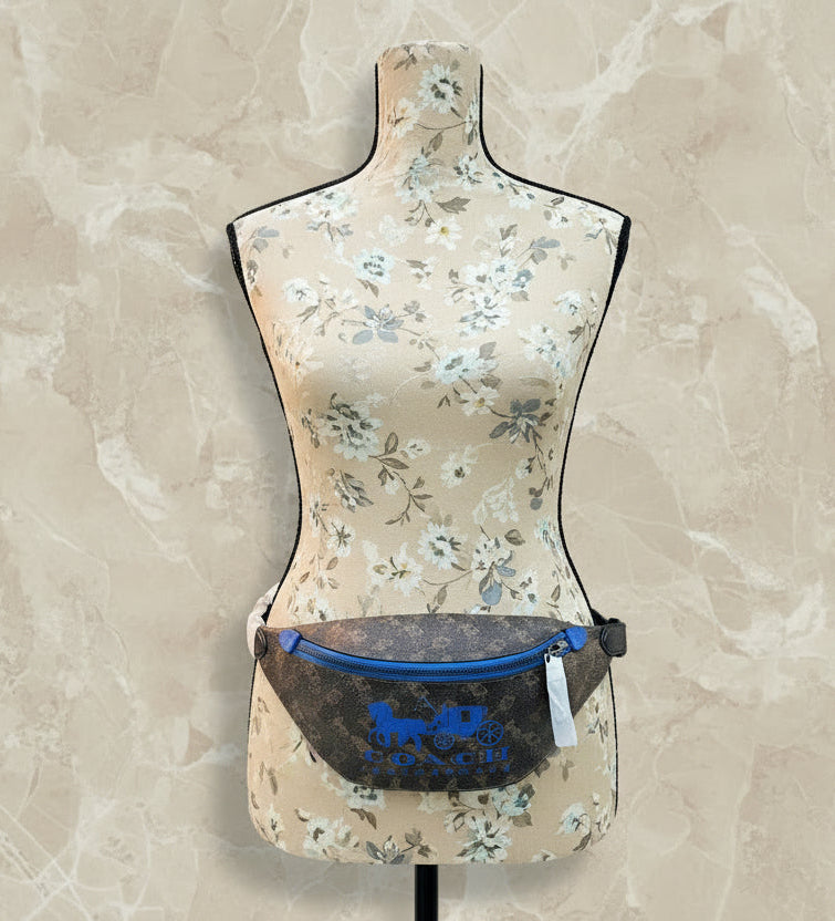 حقيبة خصر/صدر/حقيبة جسم مطبوعة بشعار شركة كوتش تشارتر للخيول والعربات