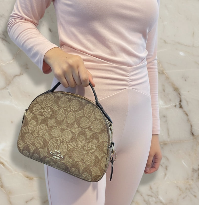 حقيبة كوتش سيرينا من قماش الكانفاس المميز