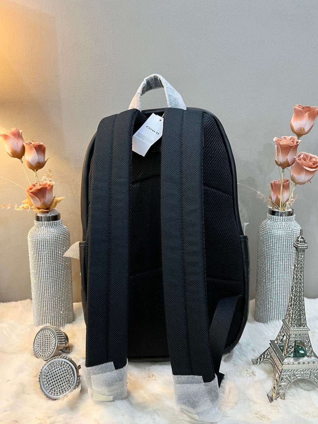 حقيبة ظهر كبيرة من كوتش - لون أسود فحمي مميز