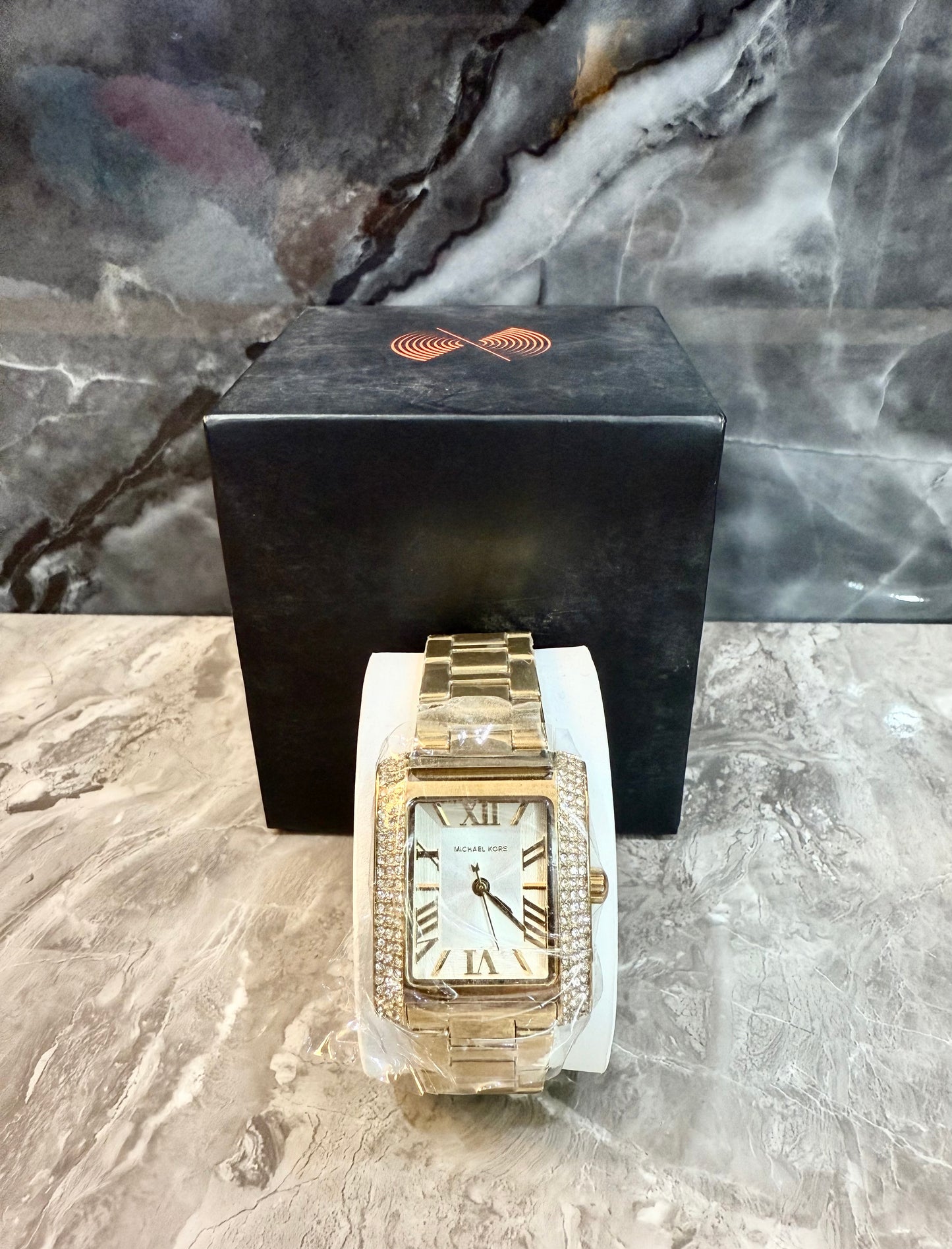 ساعة مايكل كورس إيمري ذهبية اللون - صغيرة مستطيلة