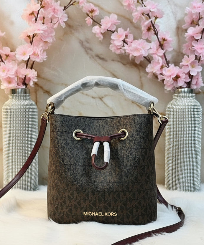 MICHAEL KORS SURI BUCKET IN SIGNATURE CANVAS