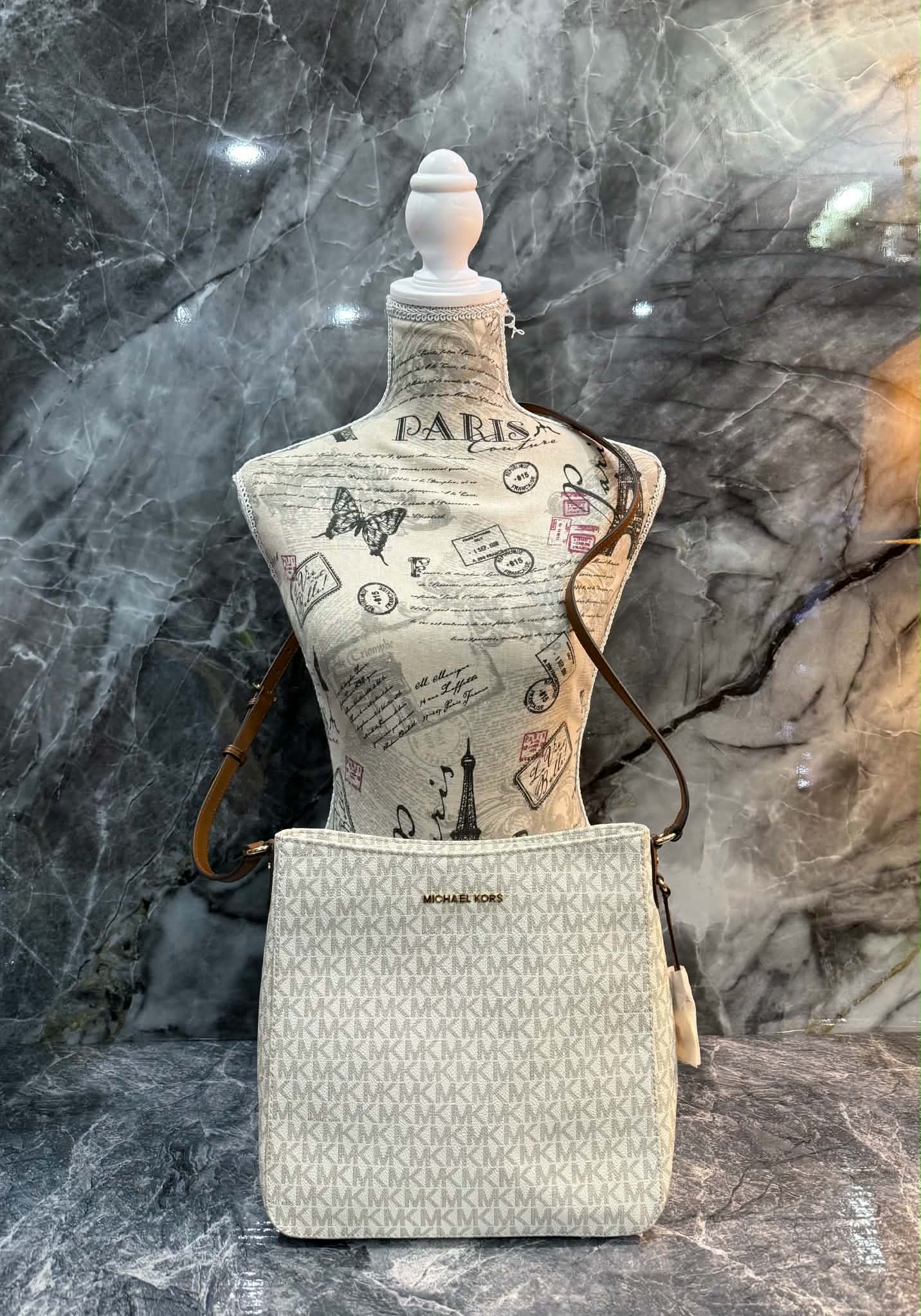 MICHAEL KORS JET SET TRAVEL LARGE MESSENGER LOGO VANILLA