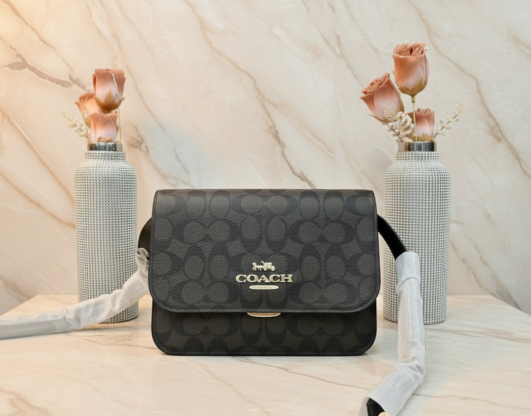 حقيبة كوتش برين فليب من قماش الكانفاس المميز باللونين البني والأسود