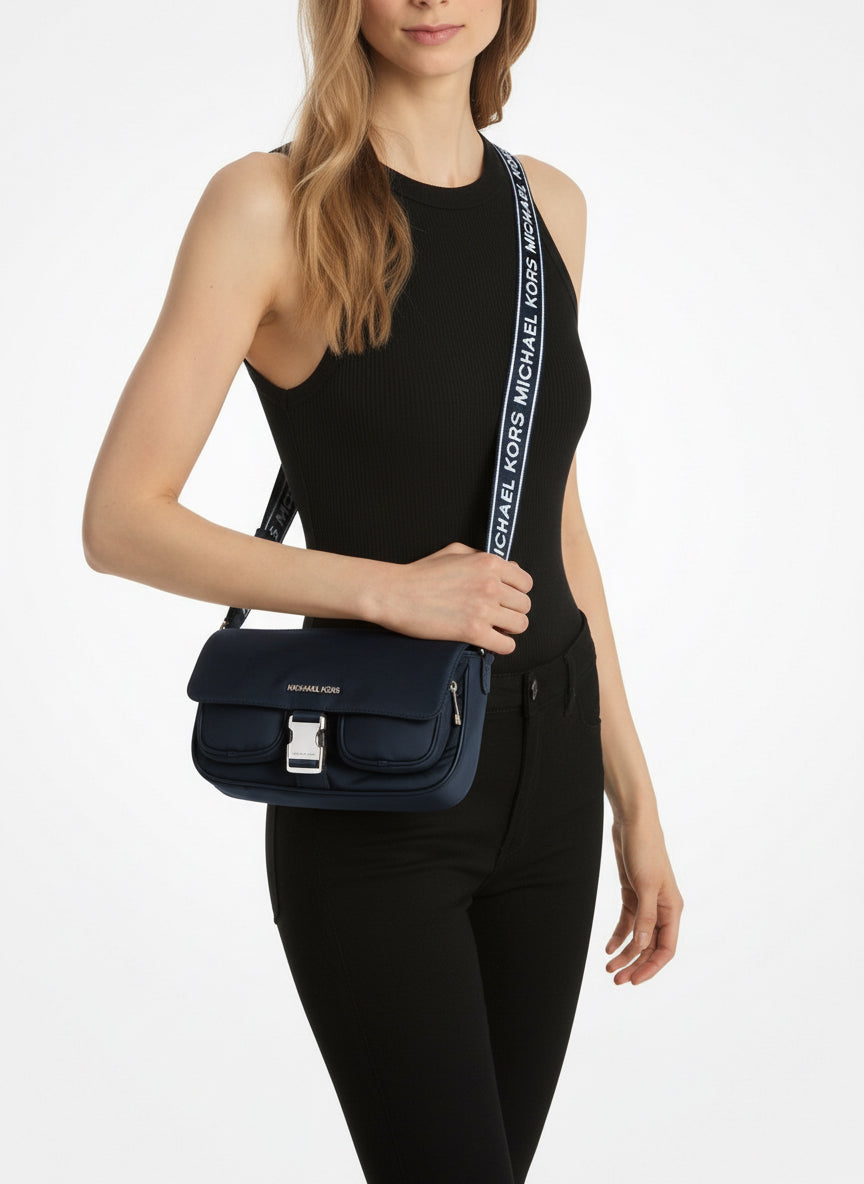 حقيبة مايكل كورس كاي متوسطة الحجم بجيبين وغطاء قلاب