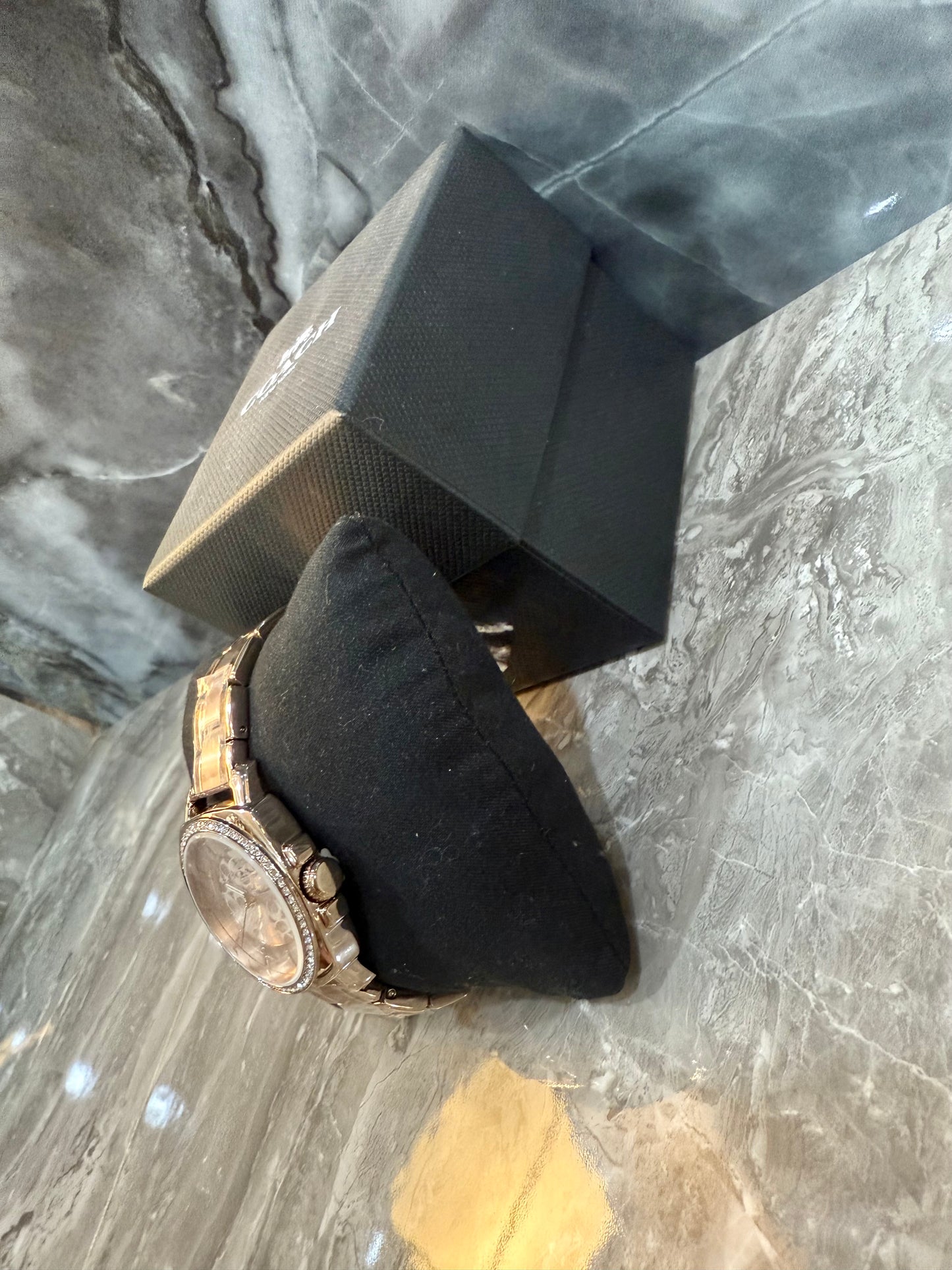 ساعة كوتش بوي فريند من الفولاذ المقاوم للصدأ بلون القرنفل