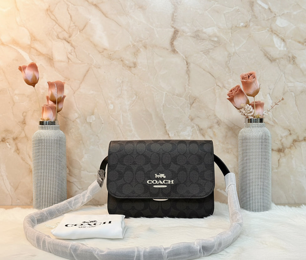 حقيبة كوتش برين فليب من قماش الكانفاس المميز باللونين البني والأسود