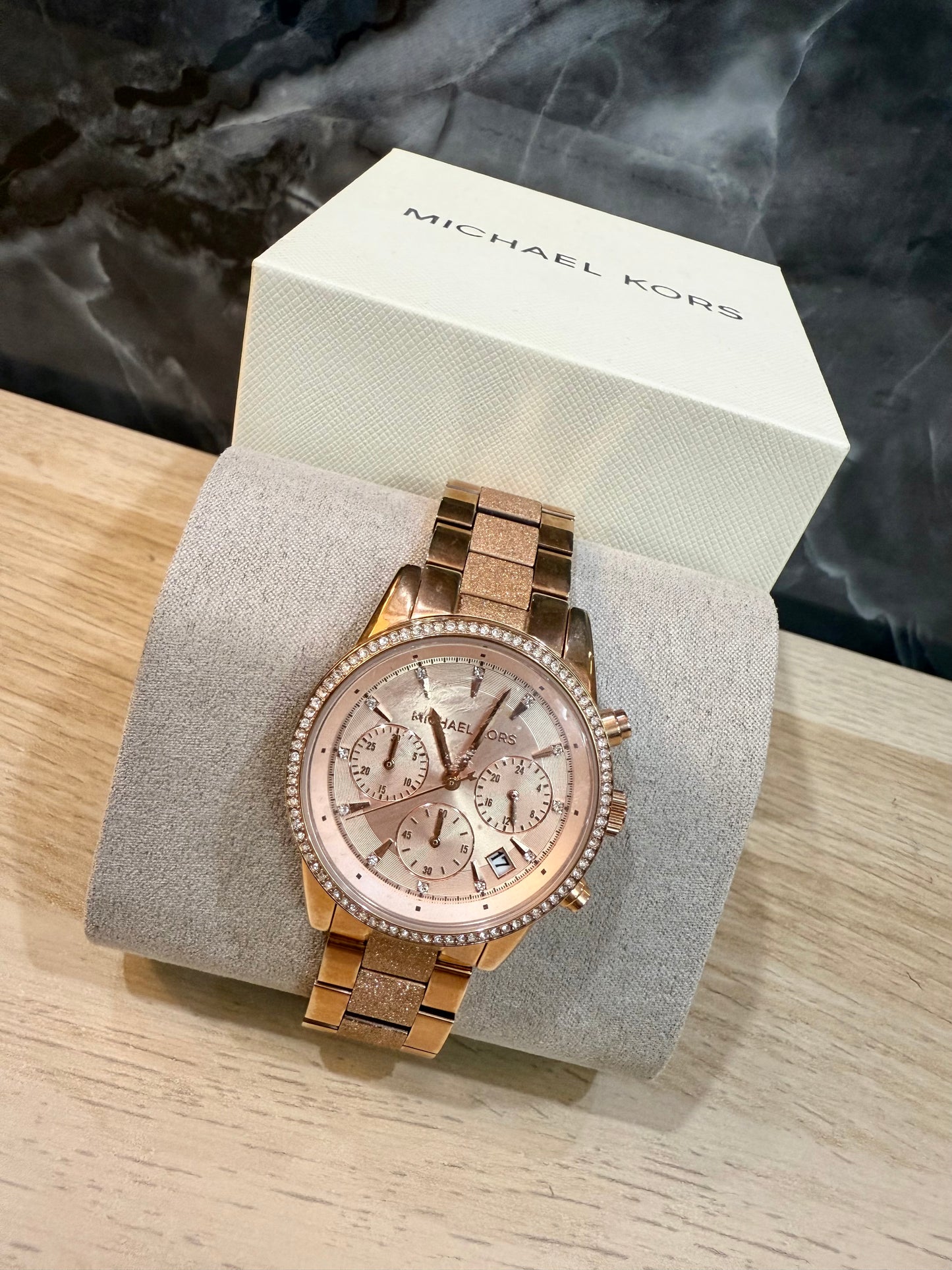 ساعة مايكل كورس متوسطة الحجم - لون ذهبي وردي - علبة ساعة مجانية