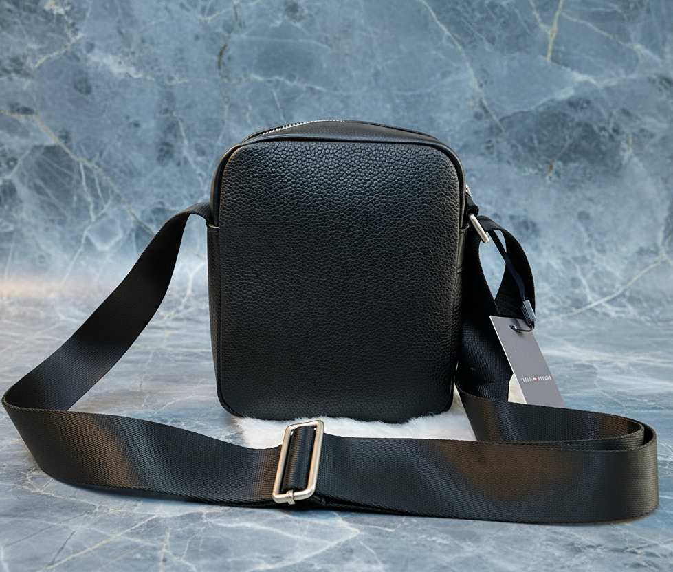 حقيبة كروس بودي صغيرة للرجال من تومي هيلفيغر -