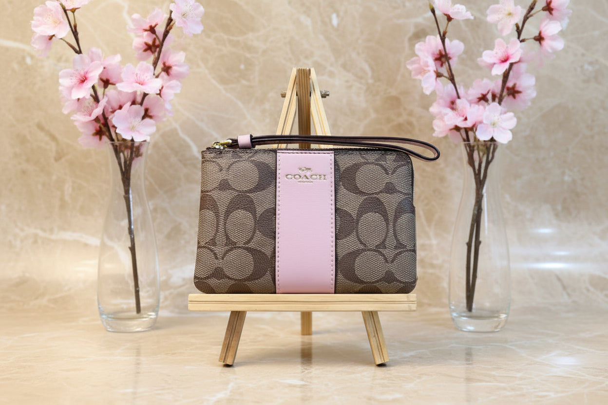COACH SMALL CORNER SINGLE ZIP WRISTLET - SIGNATURE BROWN/PINK