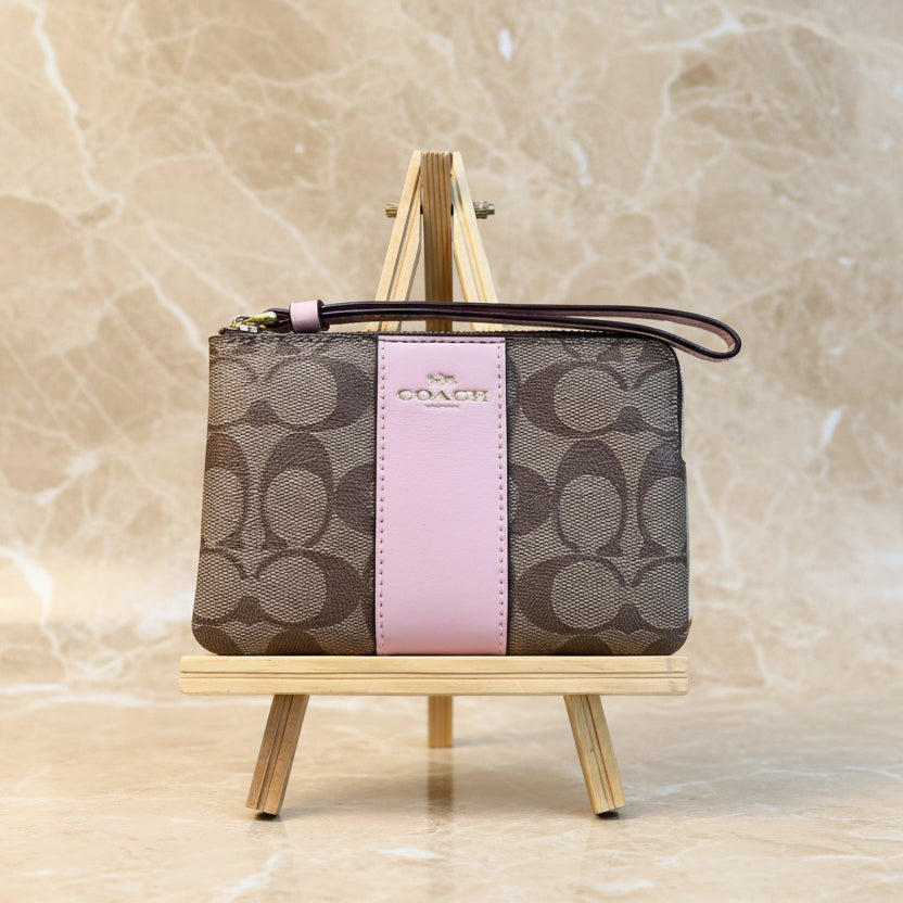 COACH SMALL CORNER SINGLE ZIP WRISTLET - SIGNATURE BROWN/PINK