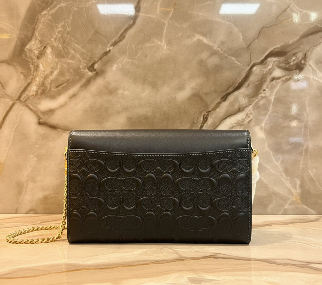 حقيبة كروسبودي بسلسلة من الجلد المنقوش المميز من كوتش