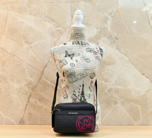 حقيبة كروسبودي متعددة الاستخدامات من مايكل كورس كوبر مزينة بشعار العلامة التجارية