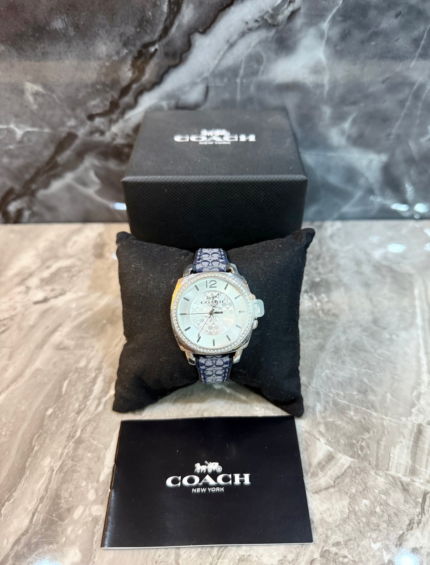 ساعة كوتش بوي فريند متوسطة الحجم - لون أزرق داكن مميز