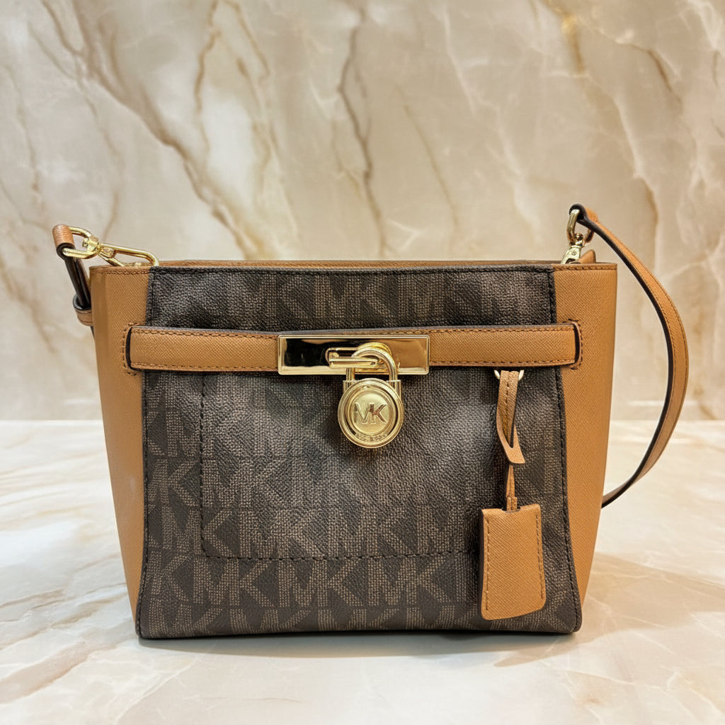MICHAEL KORS TOP ZIP HAMILTON TRAVELLER MESSENGER BAG SMALL - SIG BROWN