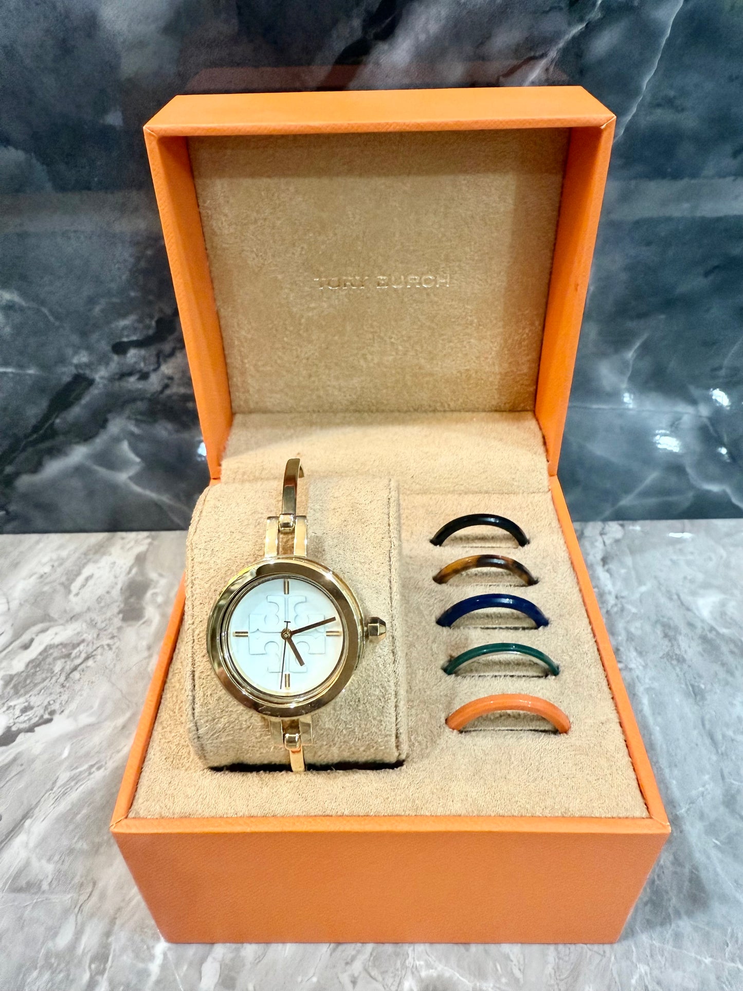 ساعة توري بورش الصغيرة ذات الأزرار القابلة للتبديل