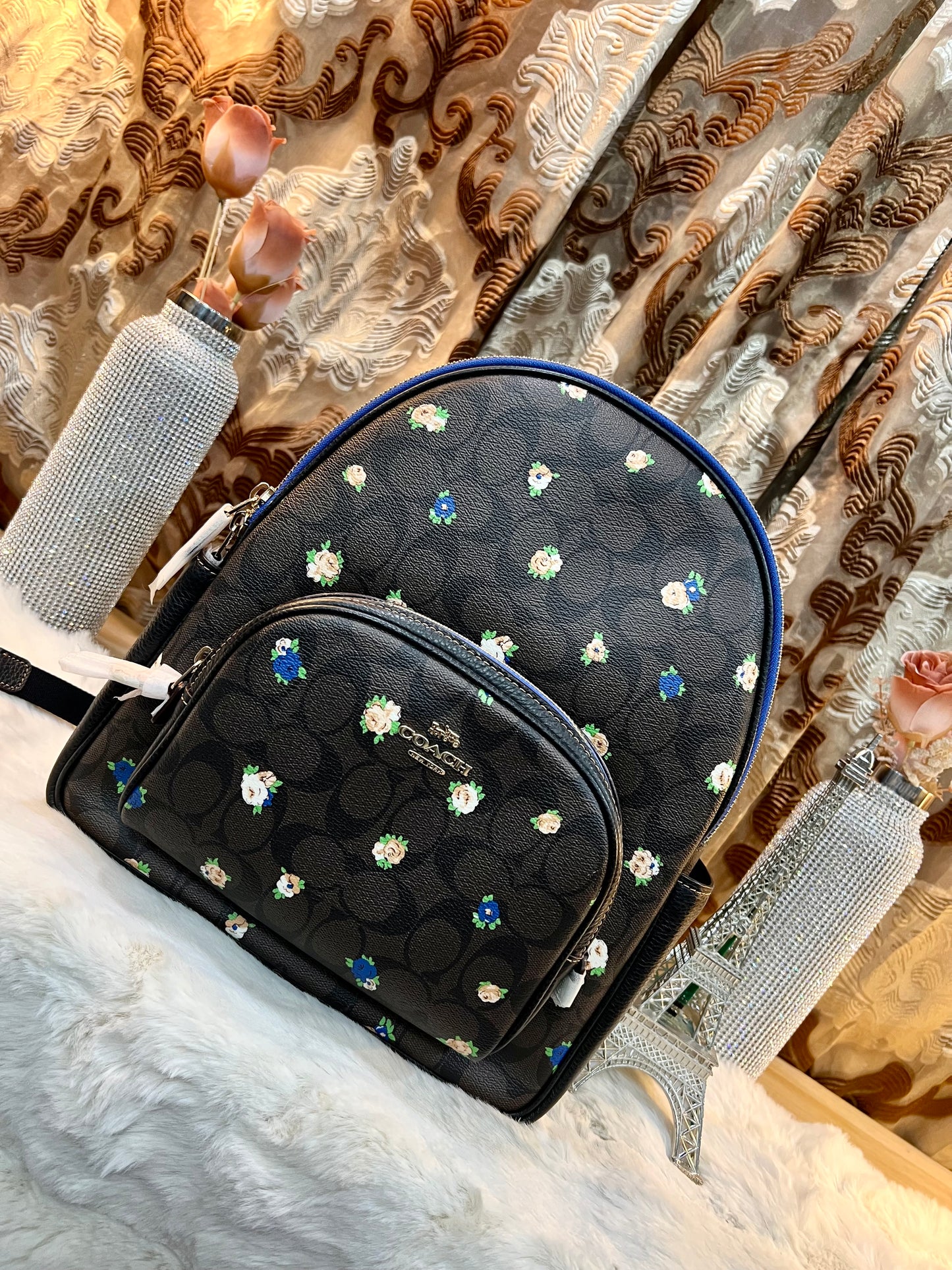 حقيبة ظهر متوسطة الحجم من كوتش كورت مصنوعة من قماش مميز بنقشة ورود صغيرة عتيقة