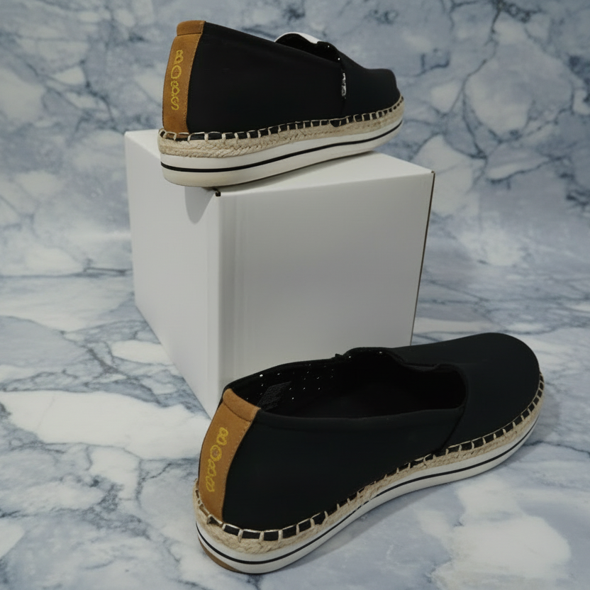 SKECHERS - SIZE 6