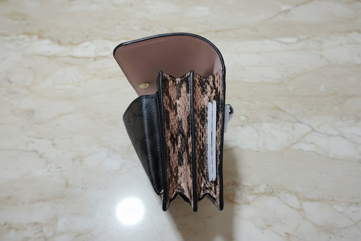 حقيبة كوتش قابلة للطي 3 في 1، حقيبة خصر/حقيبة كروس/حقيبة بودي - لون وردي فاتح، بنقشة جلد الثعبان المميزة