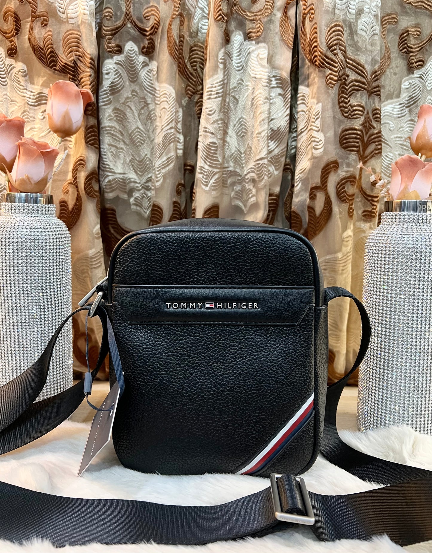حقيبة كروس بودي صغيرة للرجال من تومي هيلفيغر -