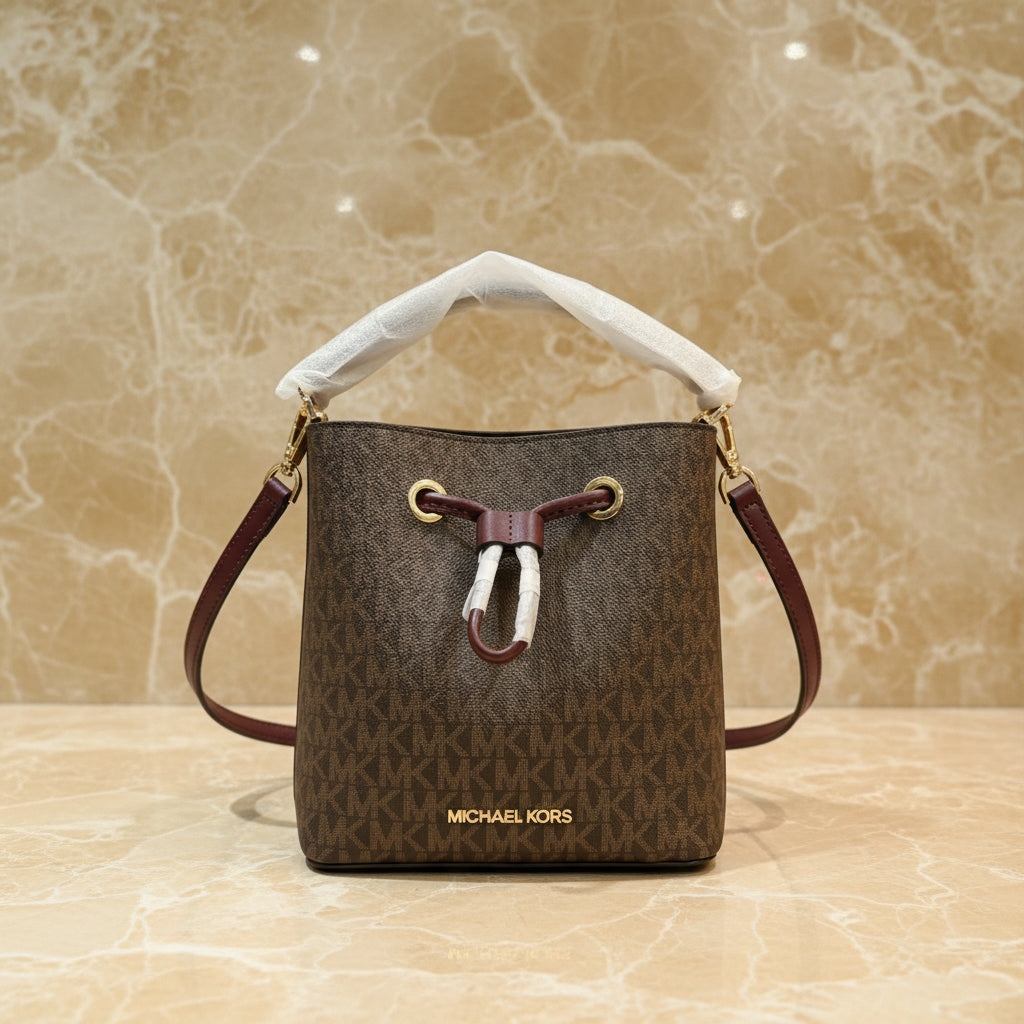 MICHAEL KORS SURI BUCKET IN SIGNATURE CANVAS