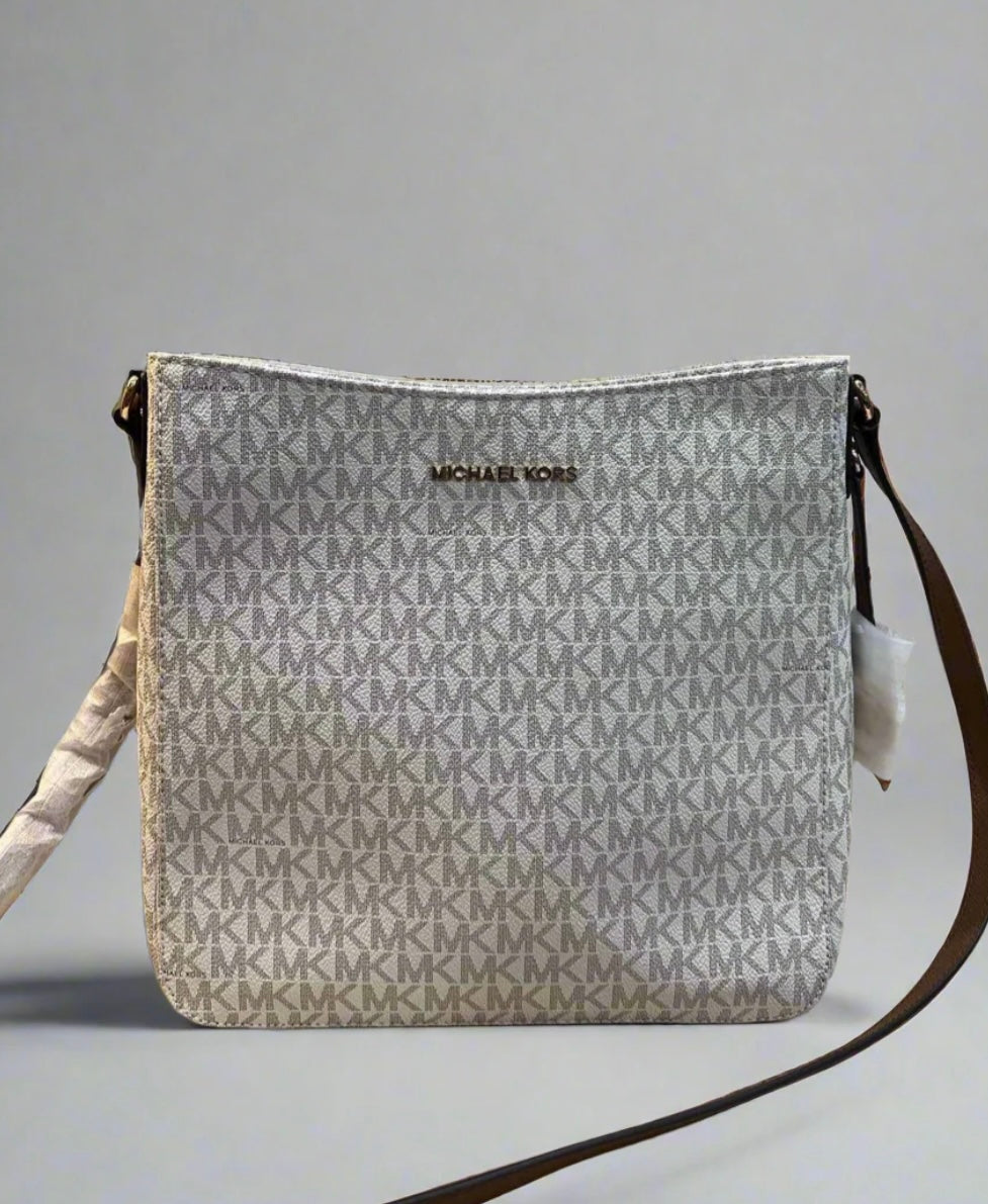 MICHAEL KORS JET SET TRAVEL LARGE MESSENGER LOGO VANILLA