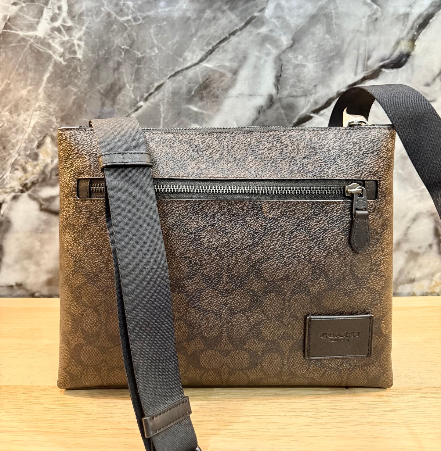 COACH DISCTRICT CROSSBODY BAG IN SIGNATURE CANVAS - MAHOGANY COLOR