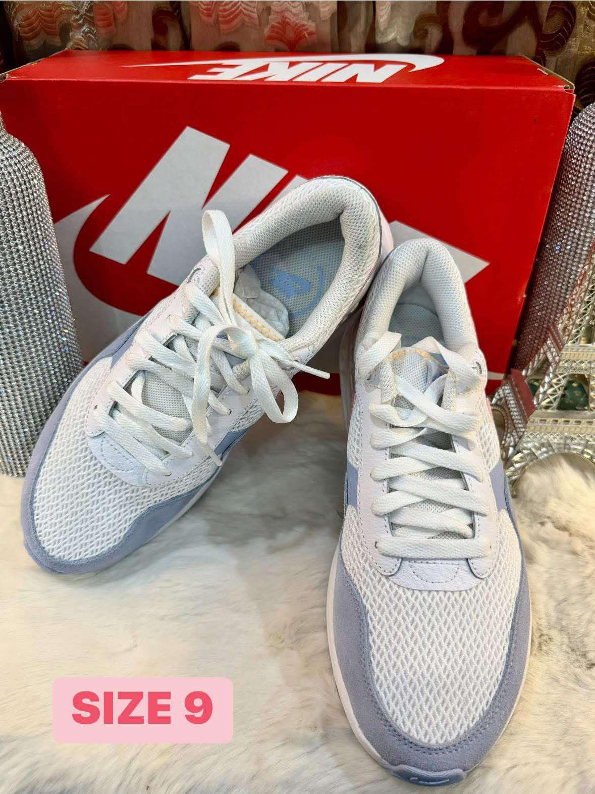 NIKE