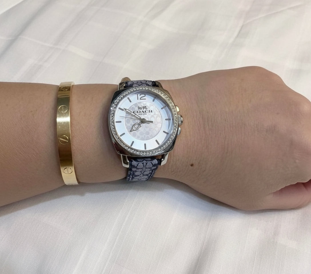 ساعة كوتش بوي فريند متوسطة الحجم - لون أزرق داكن مميز