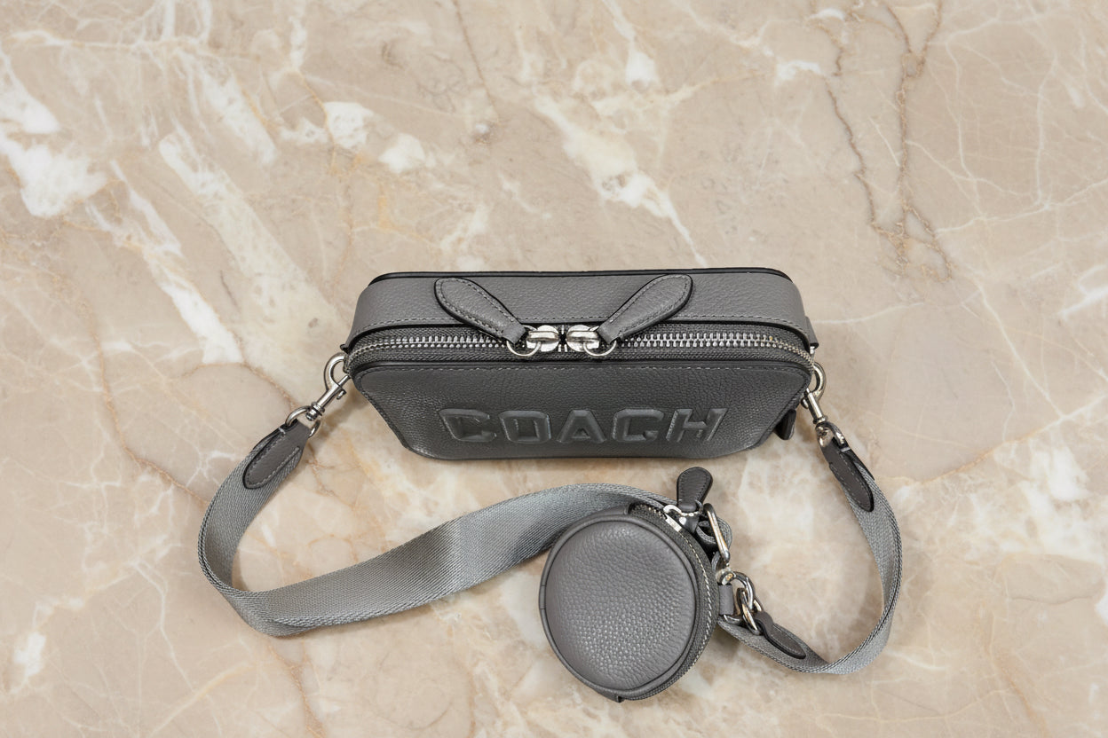 حقيبة كروسبودي رفيعة من كوتش تشارتر - رمادي