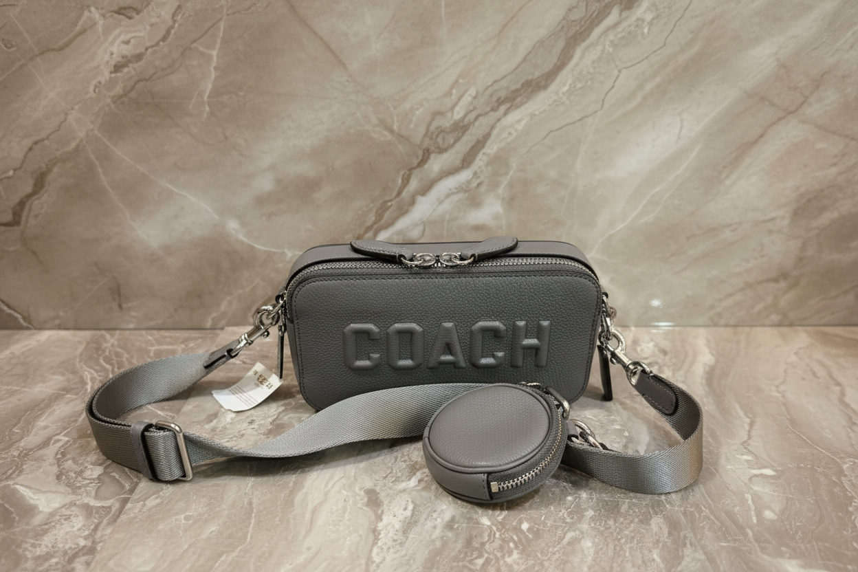 حقيبة كروسبودي رفيعة من كوتش تشارتر - رمادي