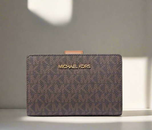 محفظة مايكل كورس متوسطة الحجم ثنائية الطي بسحاب للعملات المعدنية