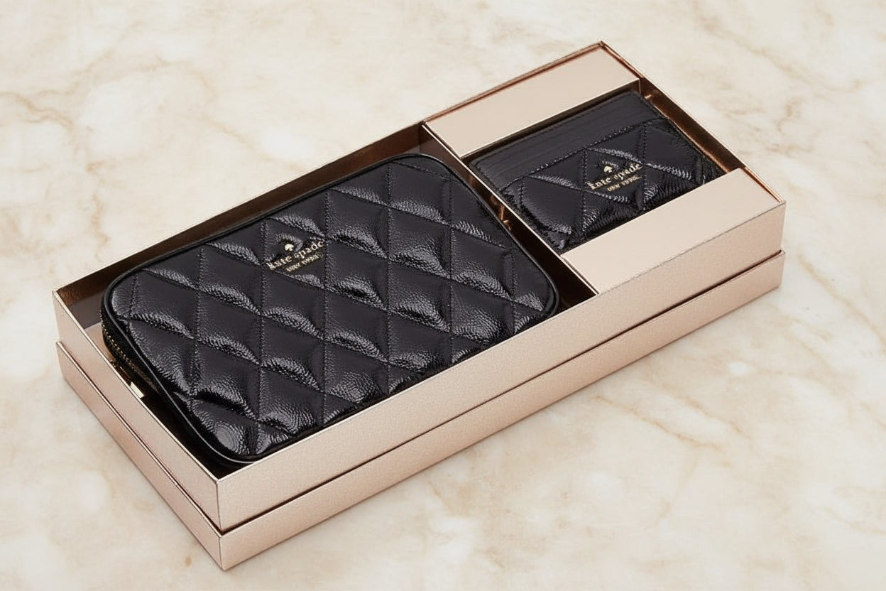 حقيبة كروسبودي من الجلد المبطن من كيت سبيد، مع حافظة بطاقات رفيعة، في علبة.