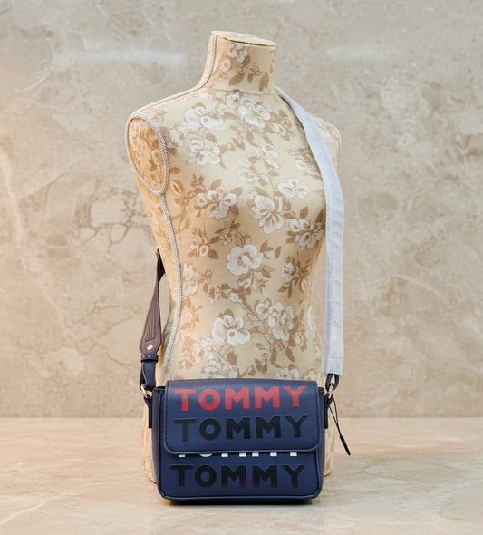 حقيبة كروسبودي ذات غطاء قلاب من تومي هيلفيغر