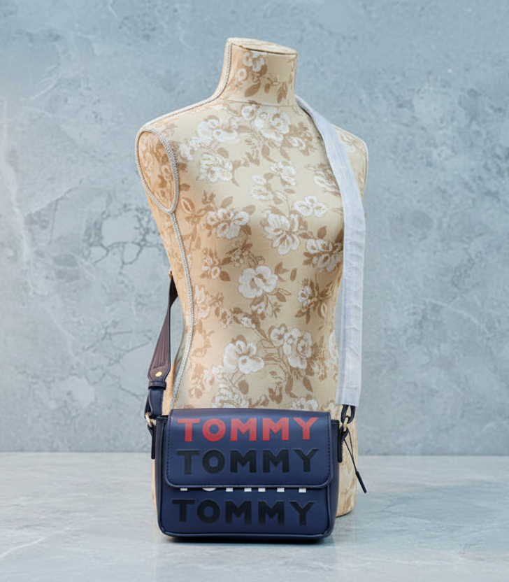 حقيبة كروسبودي ذات غطاء قلاب من تومي هيلفيغر