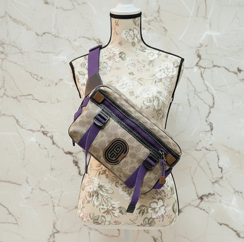 حقيبة خصر/حقيبة جسم محدودة الإصدار مطبوعة بشعار كوتش، مصنوعة من قماش الكانفاس البني المميز.