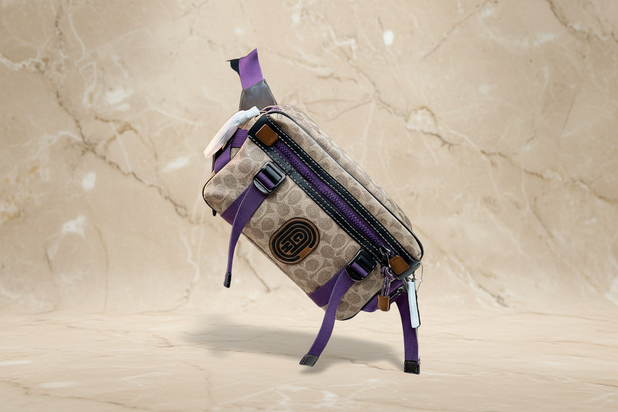 حقيبة خصر/حقيبة جسم محدودة الإصدار مطبوعة بشعار كوتش، مصنوعة من قماش الكانفاس البني المميز.