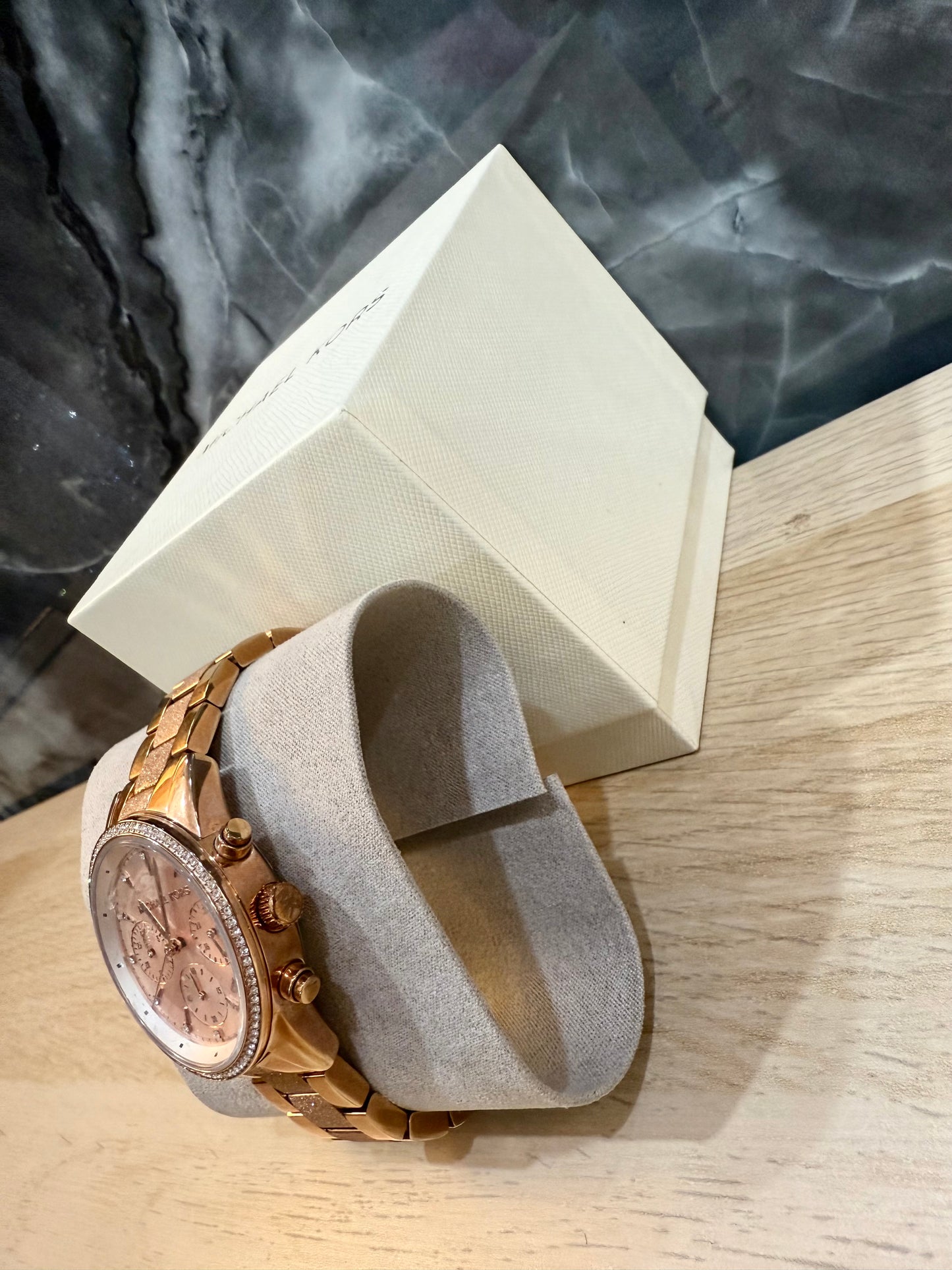 ساعة مايكل كورس متوسطة الحجم - لون ذهبي وردي - علبة ساعة مجانية