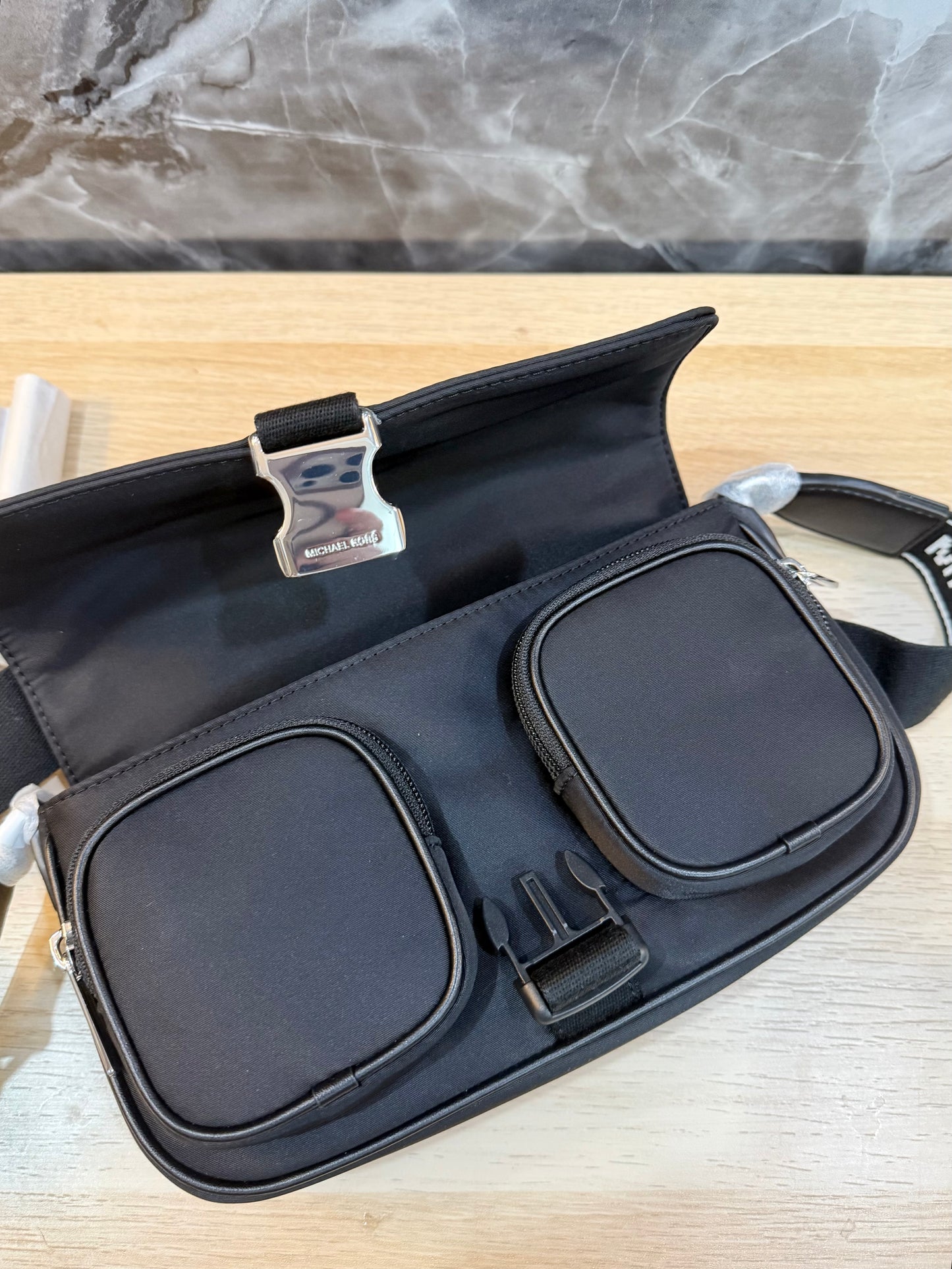 حقيبة مايكل كورس كاي متوسطة الحجم بجيبين وغطاء قلاب