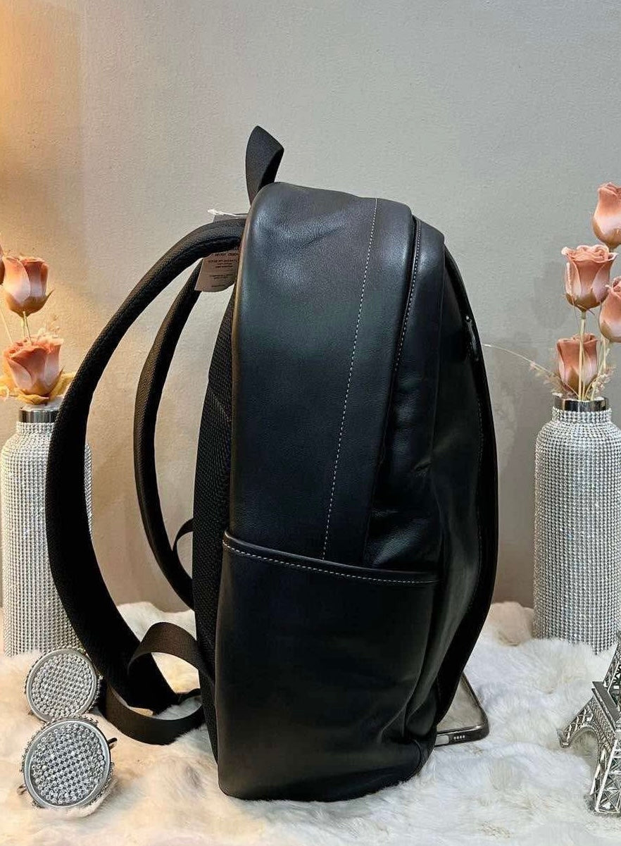 حقيبة ظهر كبيرة من كوتش - لون أسود فحمي مميز