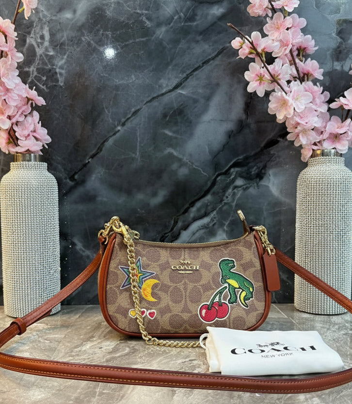 حقيبة كتف/حقيبة كروس بودي من كوتش سكريبت تيري هوبو - متوسطة الحجم