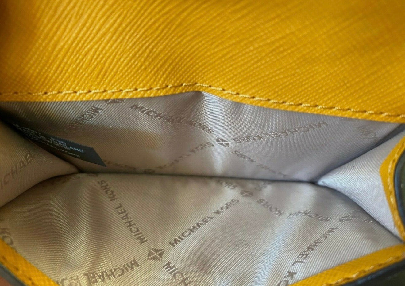 MICHAEL KORS CARD CASE FLAP - SIGNATURE BROWN/MUSTARD YELLOW