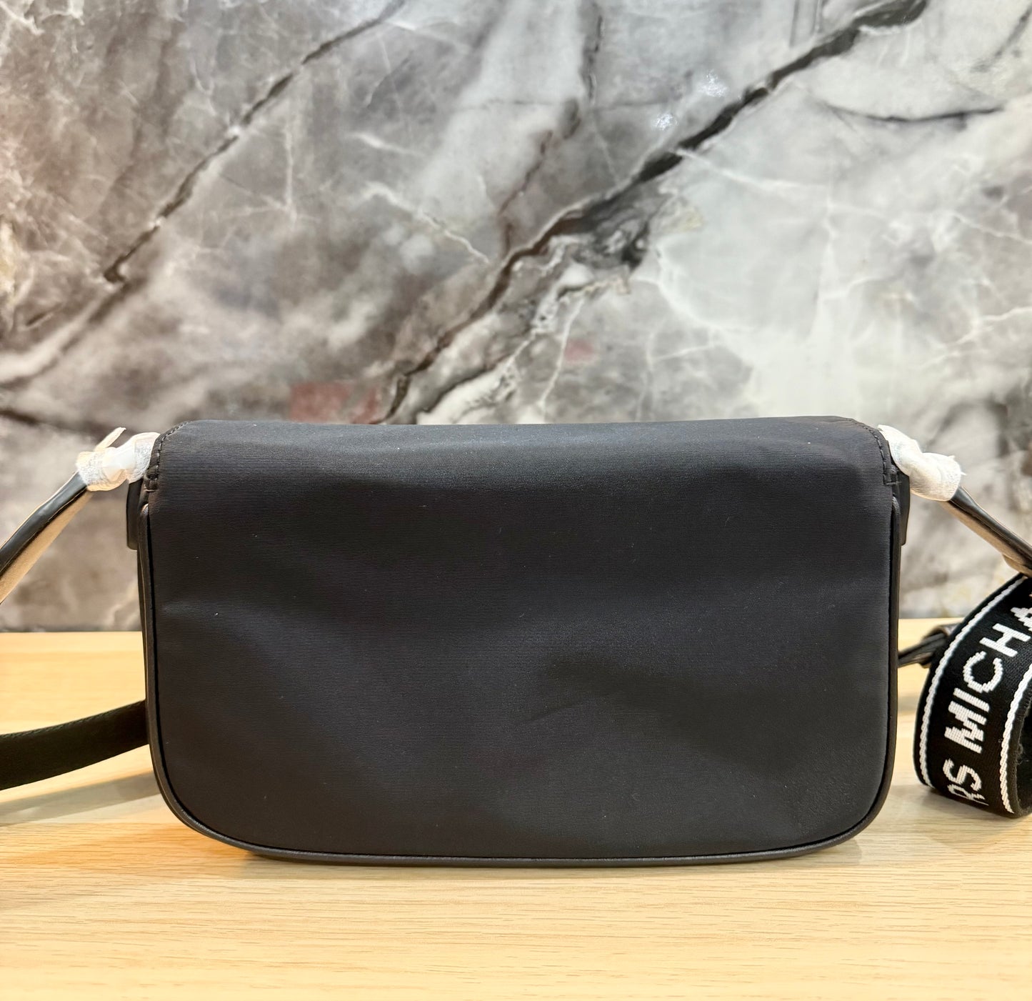 حقيبة مايكل كورس كاي متوسطة الحجم بجيبين وغطاء قلاب