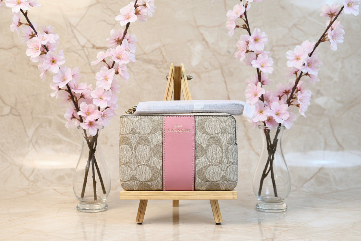 COACH SMALL CORNER SINGLE ZIP WRISTLET - SIGNATURE LIGHT KHAKI PINK
