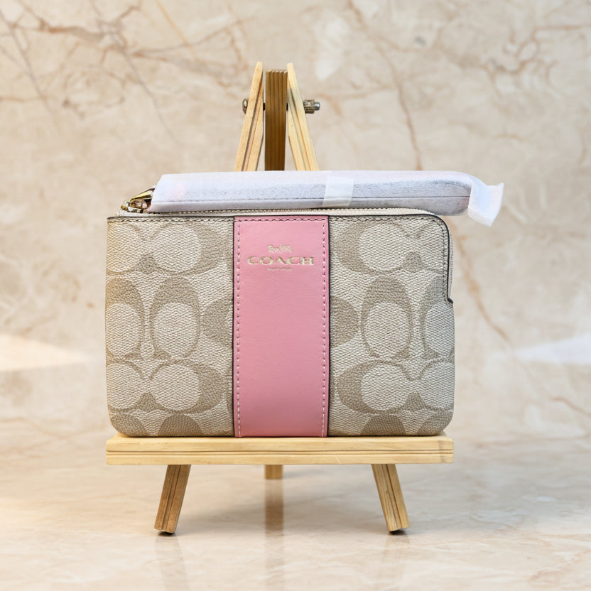 COACH SMALL CORNER SINGLE ZIP WRISTLET - SIGNATURE LIGHT KHAKI PINK