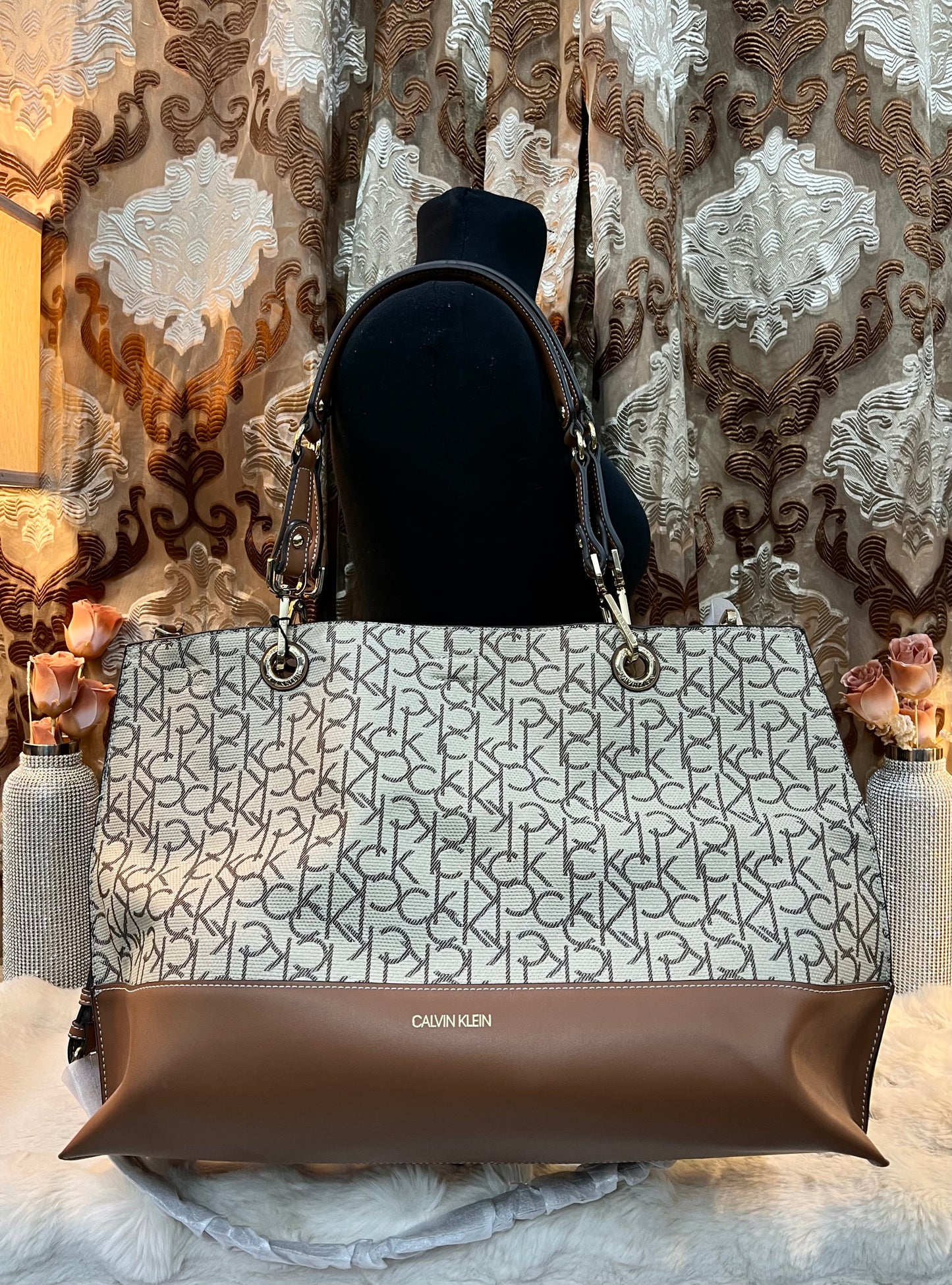 CALVIN KLEIN TOTE IN SIGNATURE LOGO BEIGE/BROWN- XL OPEN WITH LARGE ZIP POUCH & LONG STRAP