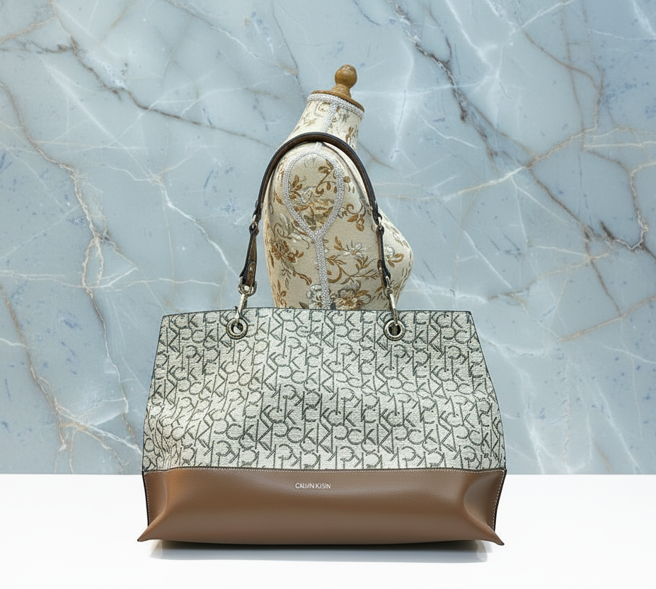 CALVIN KLEIN TOTE IN SIGNATURE LOGO BEIGE/BROWN- XL OPEN WITH LARGE ZIP POUCH & LONG STRAP