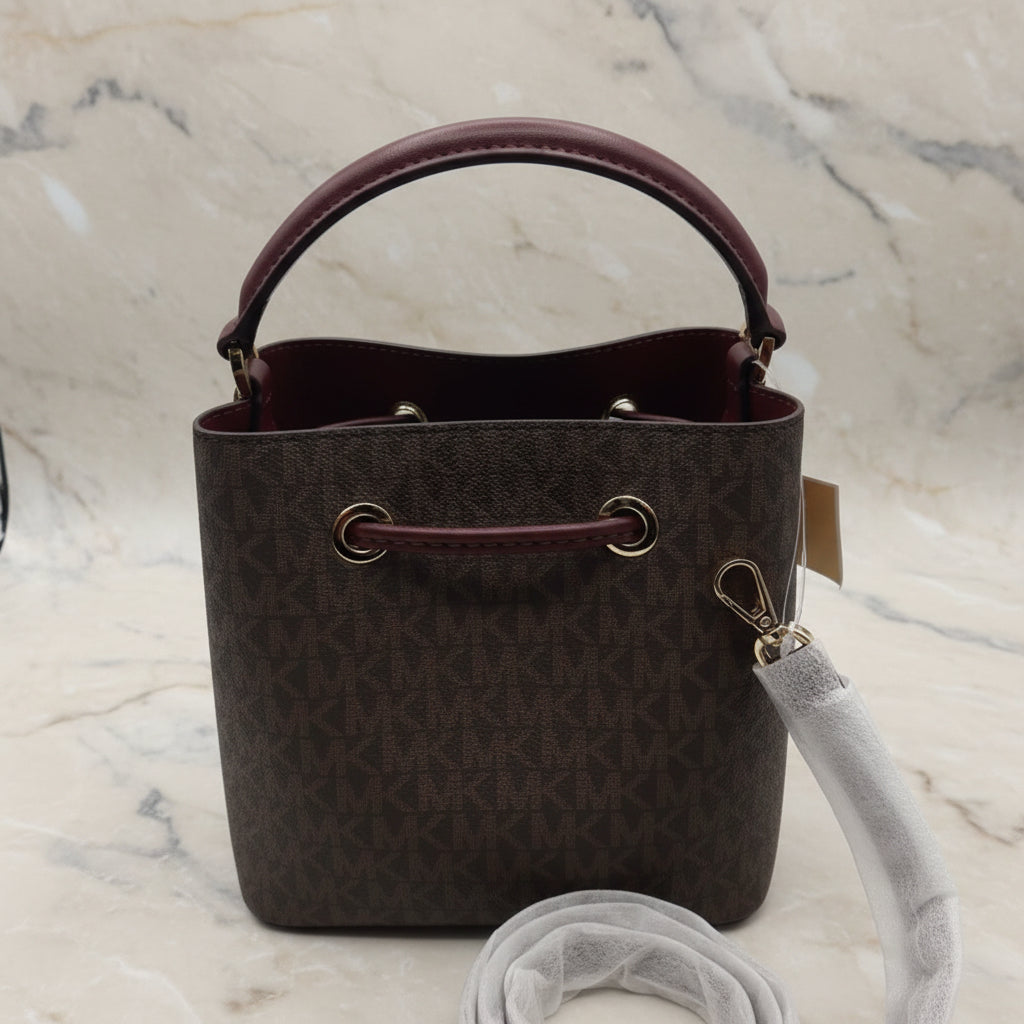 MICHAEL KORS SURI BUCKET IN SIGNATURE CANVAS