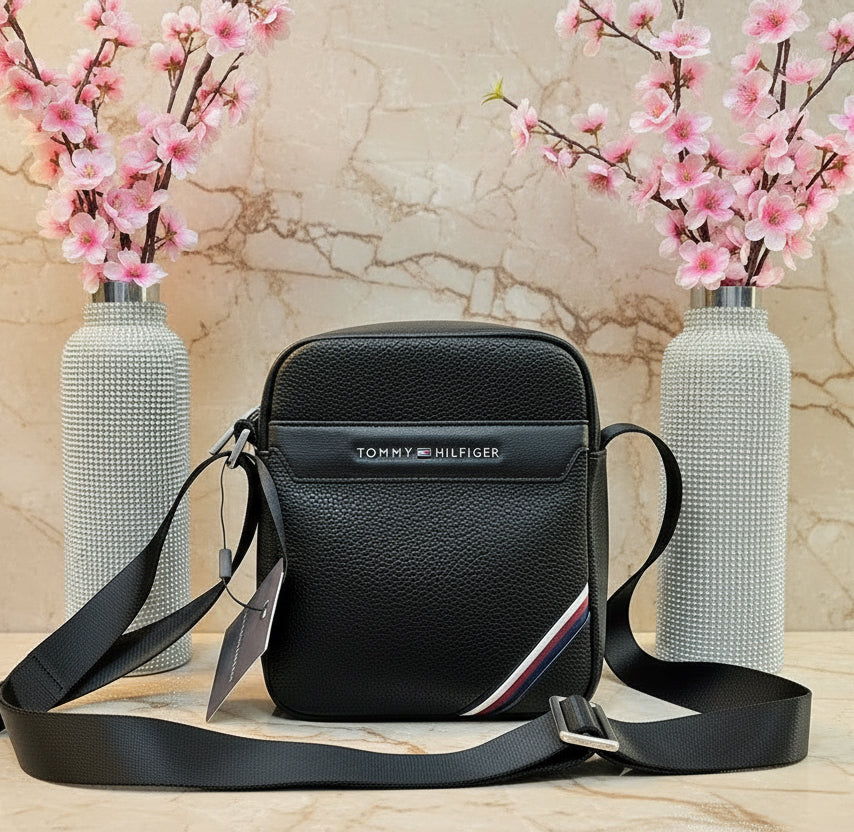 حقيبة كروس بودي صغيرة للرجال من تومي هيلفيغر -